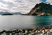 Le isole Lofoten Norvegia. Hennigsvaerstraumen lo stretto che separa Austvagoya da Vestvagoy.